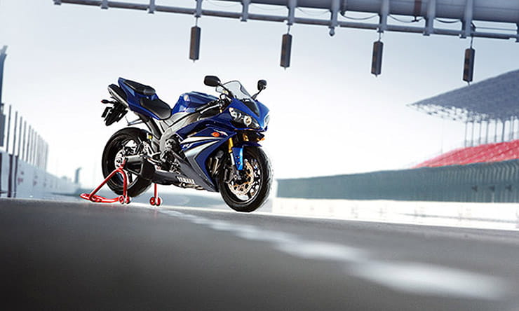 With a reputation for being a bit of a wild old machine due to its top-endy new motor, the 2007/08 YZF-R1 is reminiscent of the bad boy attitude that the original 1998 YZF-R1 came bristling with.